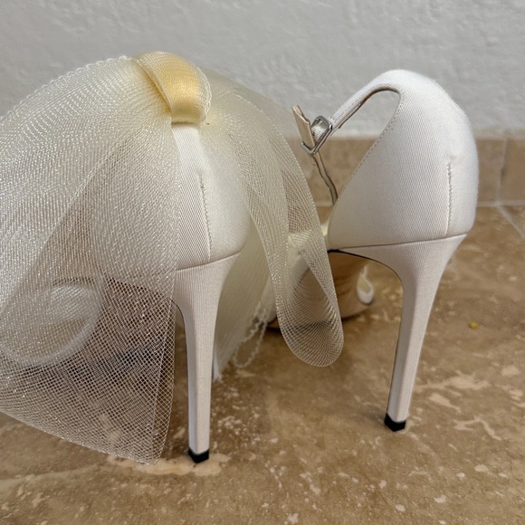 JIMMY CHOO Aveline Bow Sandals EU 39.5 US 9.5 Ivory White Wedding Bridal Heel - Picture 5 of 7